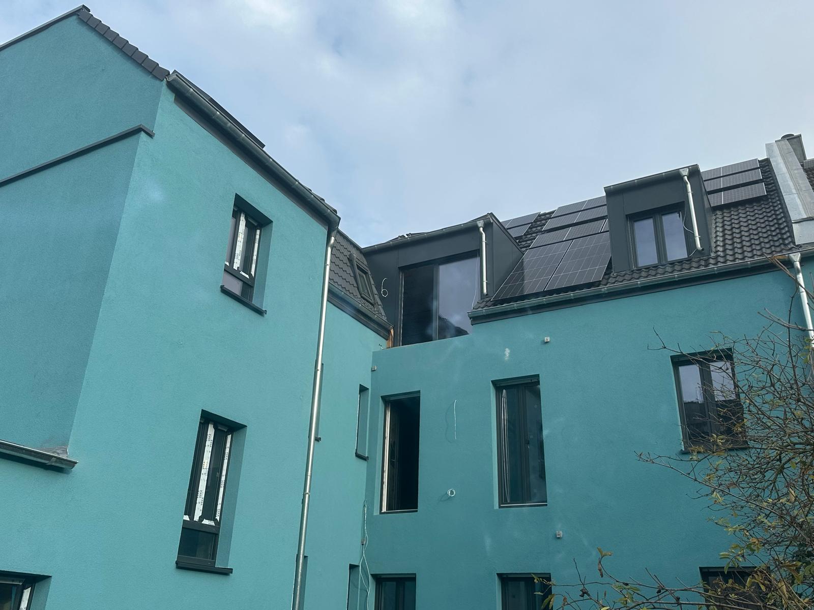 Elegantes schwarzes Dach mit Gaube